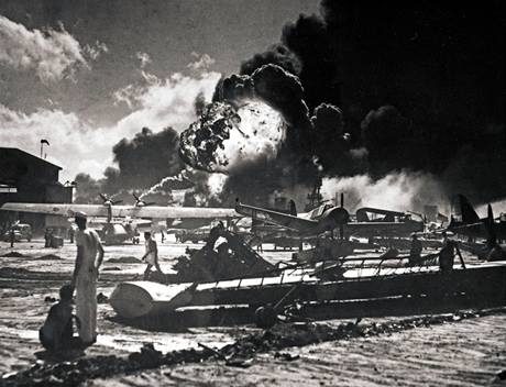 Útok japonského letectva na základnu amerického námořnictva na Havaji, Pearl Harbor, začal 7. prosince 1941 a už o den později se Japonci vylodili na Filipínách, kde žila komunita Čechoslováků.