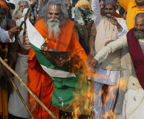 Indové pálí pákistánskou vlajku pi protestech proti teroristickým útokm v Bombaji (6. prosince 2008)