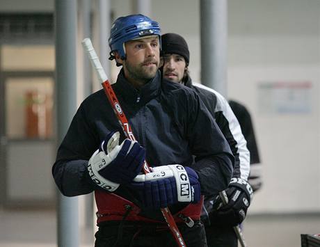 Roman Lengyel si v rámci tréninku budjovických fotbalist zahrál i hokej.