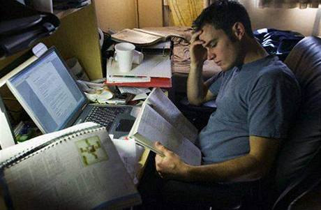 A�koli se 60 procent student� staví k mo�nosti státem garantovaných p�j�ek váhav�, spousta si jich p�j�uje u� dnes.