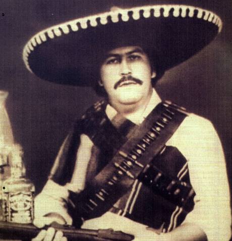 Pablo Escobar jako mexický revolucioná Pancho Villa. Ve skutenosti se pirovnával k Michailu Gorbaovovi, Danielu Ortegovi a "dalím, kteí se postavili Spojeným státm".