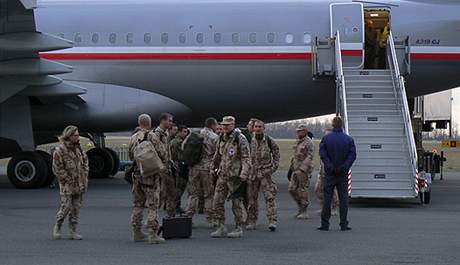 Bez mandátu celého parlamentu by se vojáci museli z Afghánistánu vrátit. Foto z návratu polní nemocnice 3. prosince