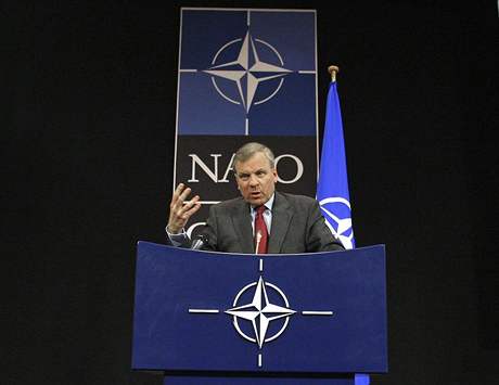 Jaap de Hoop Scheffer na tiskové konferenci po jednání ministr zahranií zemí NATO (2. prosinec 2008)