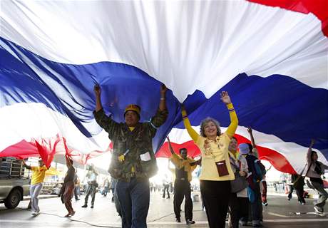 Thajtí protivládní demonstranti opoutjí letit Suvarnabhumi (3. prosinec 2008)
