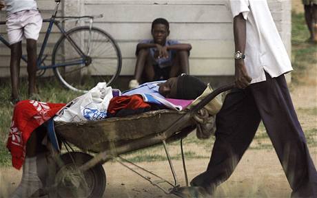 Zimbabwan veze do nemocnice v Harare svého píbuzného nakaeného cholerou. 