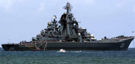 Jednou z ruských lodí na manévrech je i Petr Veliký