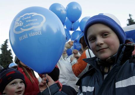 Nebe nad Českem zmodralo balonky pro Ježíška, podívejte se - iDNES.cz