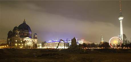 Poslední trosky berlínského Paláce republiky byly srovnány se zemí