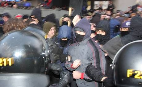 Pokud policie brutáln vyklidí squat Milada, anarchisté budou reagovat tvrd, lovk, který je dlouhodob sleduje. Ilustraní foto.