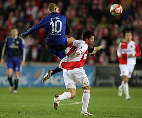 Na zaátku prosince Marek Suchý (vpravo) jet Petrie z Hamburku bránil v utkání Poháru UEFA. V lednu u by mli být  v nmeckém klubu spoluhrái.