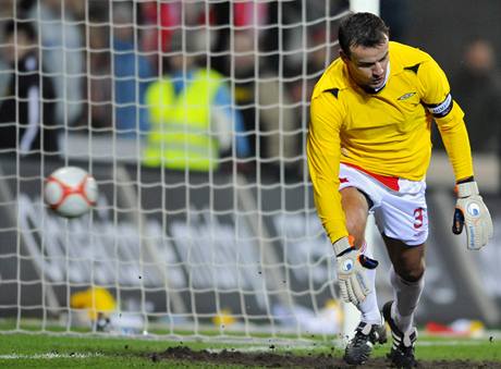 Erich Brabec ze Slavie inkasuje gól z penalty poté, co nahradil vyloueného Martina Vaniaka.