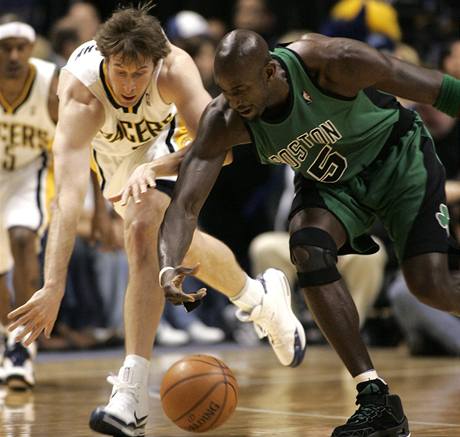 Basketbalista Indiany Troy Murphy a Kevin Garnett z Bostonu bojují o mí.