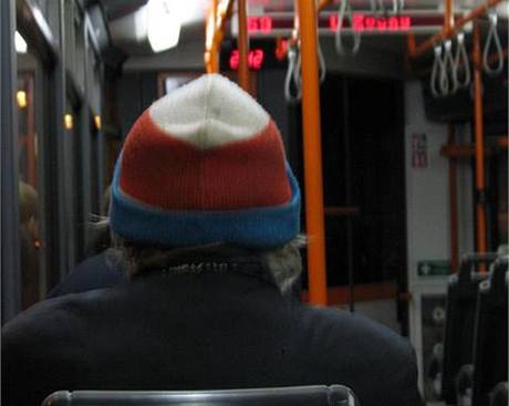 Bezdomovec v tramvaji. (Ilustraní foto)