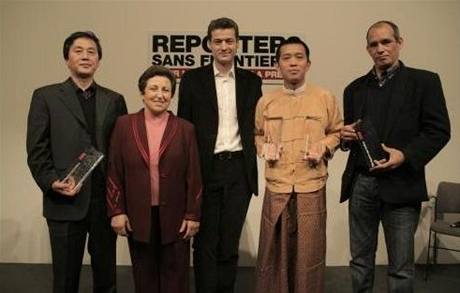 Novini Zola (na), Cedric Kalonji (Demokratick republika Kongo) a Wael Abbas (Egypt) ocenn Reportry bez hranic.