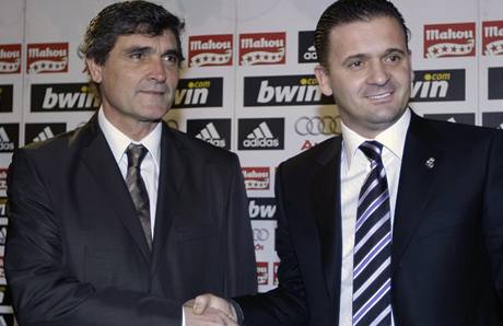 Sportovního editel Realu Madrid Predrag Mijatovi (vpravo) vítá nového trenéra Juande Ramose. 