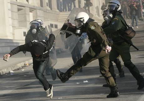 Policist rozhn demonstraci ped eckm parlamentem v Atnch.