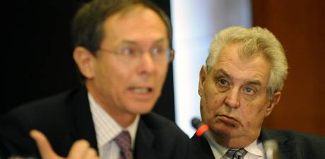 Ekonom Jan vejnar a Milo Zeman diskutovali u na minulém fóru. Ilustraní foto