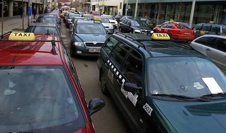 Pražští taxikáři blokovali vchod do vydavatelství MAFRA.