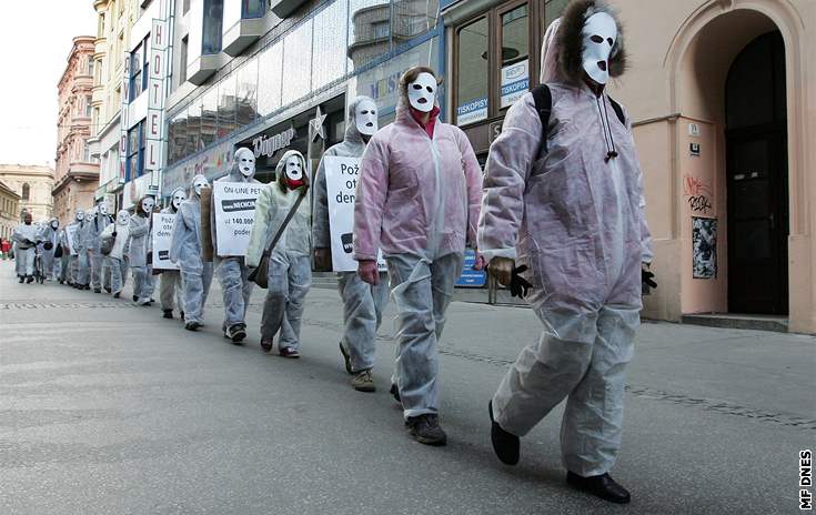 Proti radaru protestovalo nkolik desítek lidí v Praze a Brn.