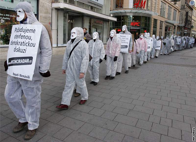 Proti radaru protestovalo nkolik desítek lidí v Praze a Brn.