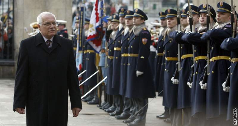 Oslav výroí zaloení hradní stráe se zúastnil i prezident Václav Klaus. (5.12.2008)