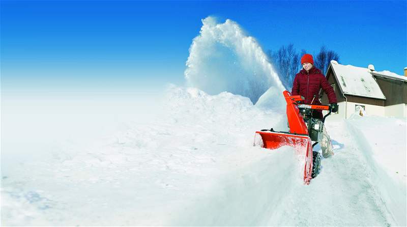 Silnější stroje s pojezdem se zakousnou i do větší vrstvy sněhu