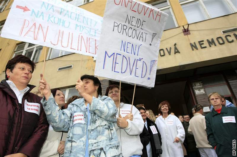 Demonstrace ped brnnskou Úrazovou nemocnicí