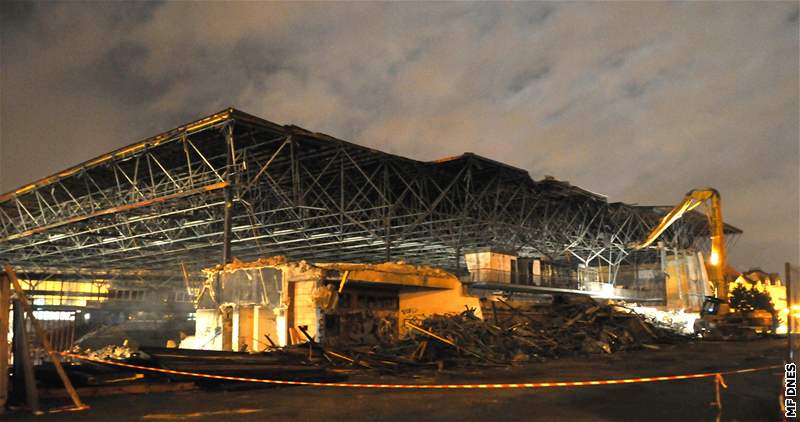 Konstrukci bývalého zimního stadionu za Luánkami rozebírají speciální stroje