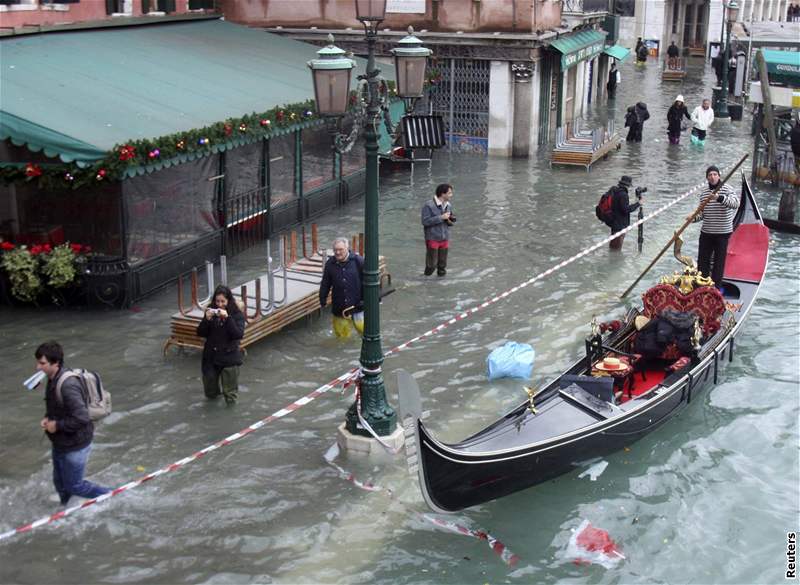Benátky zasáhly nejhorí záplavy za posledních 22 let. (1. prosinec 2008)