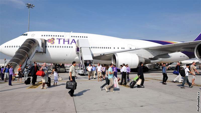 Poté, co thajtí protivládní demonstranti ukonili protesty, pistálo dnes na mezinárodním letiti v Bangkoku opt dopravní letadlo. (3. prosinec 2008)