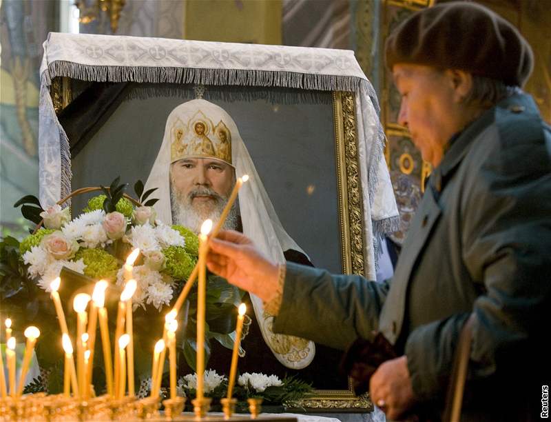 Rutí vící se u od nedle louí v moskevském chrámu Krista Spasitele s patriarchou Alexejem II., který zemel v pátek. (7. prosinec 2008)