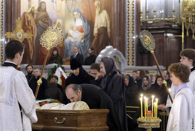 Rutí vící se u od nedle louí v moskevském chrámu Krista Spasitele s patriarchou Alexejem II., který zemel v pátek. (8. prosinec 2008)