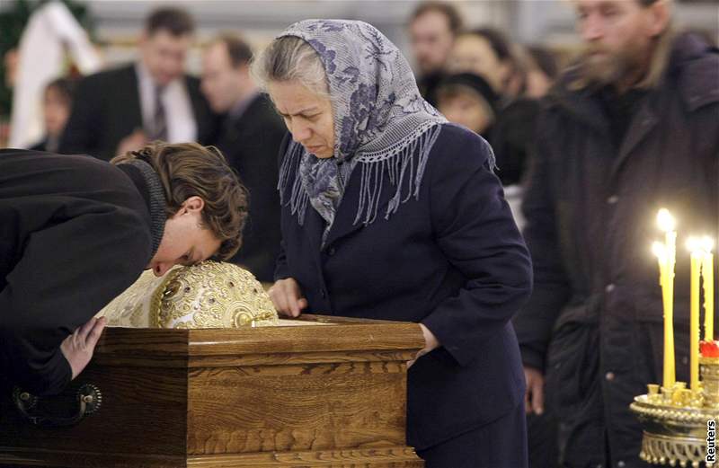Rutí vící se u od nedle louí v moskevském chrámu Krista Spasitele s patriarchou Alexejem II., který zemel v pátek. (8. prosinec 2008)
