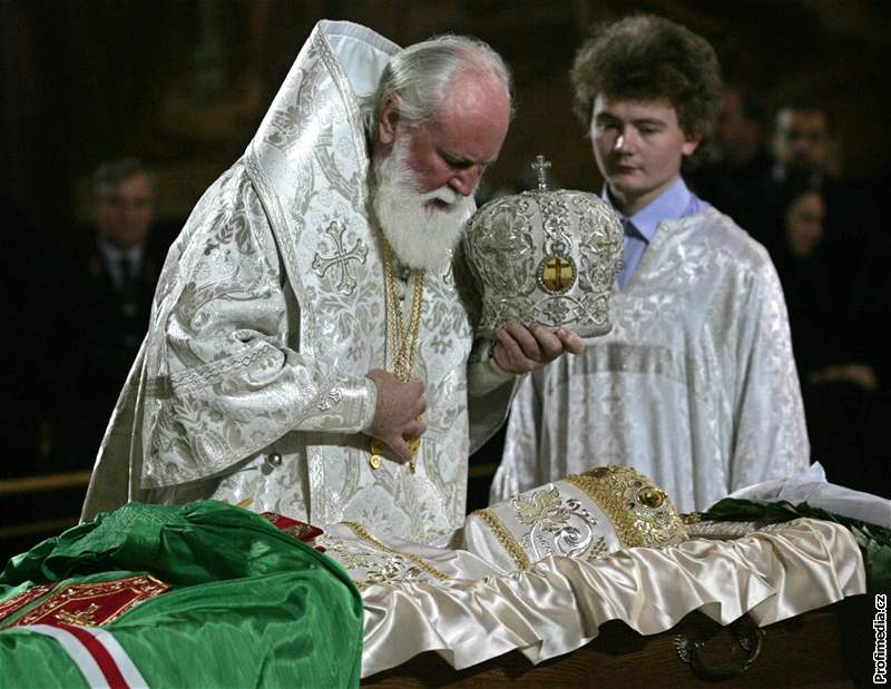 Ruský pravoslavný duchovní se modlí u rakve s patriarchou Alexejem II., který zemel v pátek (9. prosinec 2008)