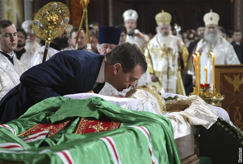 Ruský prezident Dmitrij Medvedv se rozlouil s patriarchou Alexejem II. (9. prosinec 2008)