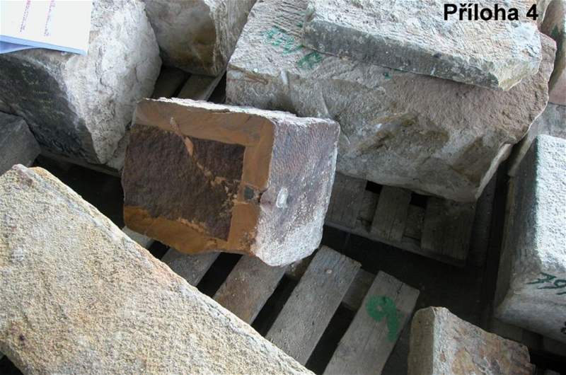 Torzo kamenného kvádru z petínského pískovce uloené ve skladu na utce