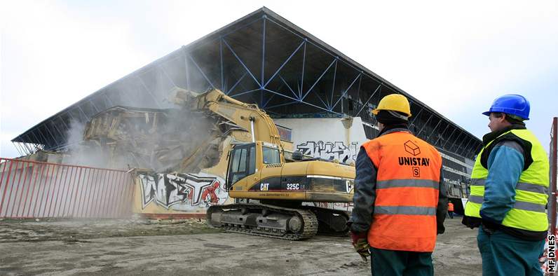 Stroje pijely zbourat zimní stadion za Luánkami.