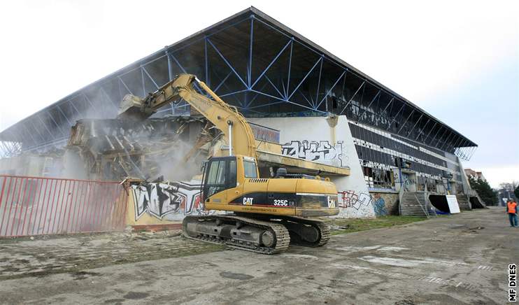 Stroje pijely zbourat zimní stadion za Luánkami.