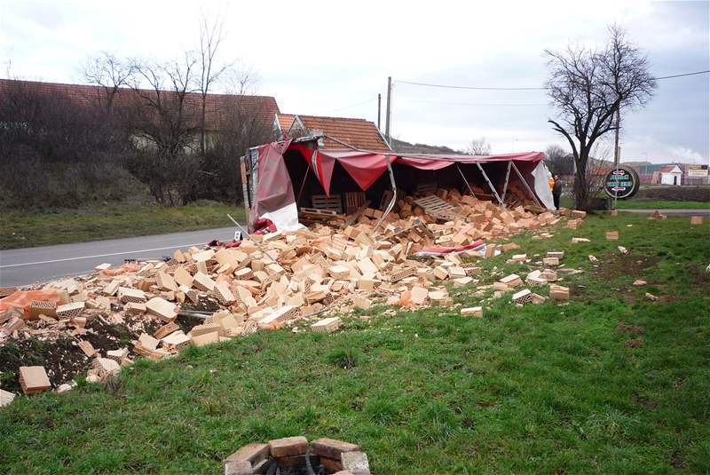 Nehoda kamionu u Novosedel na Beclavsku