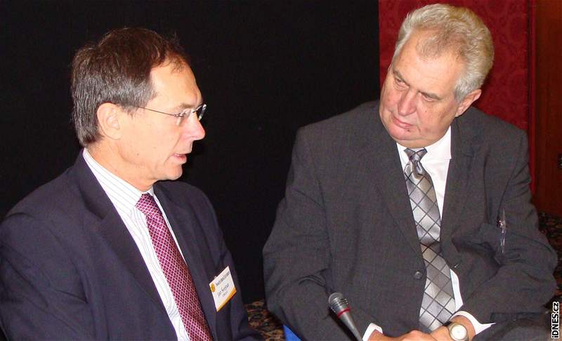 Konference se úastní ekonom Jan vejnar i expremiér Milo Zeman.