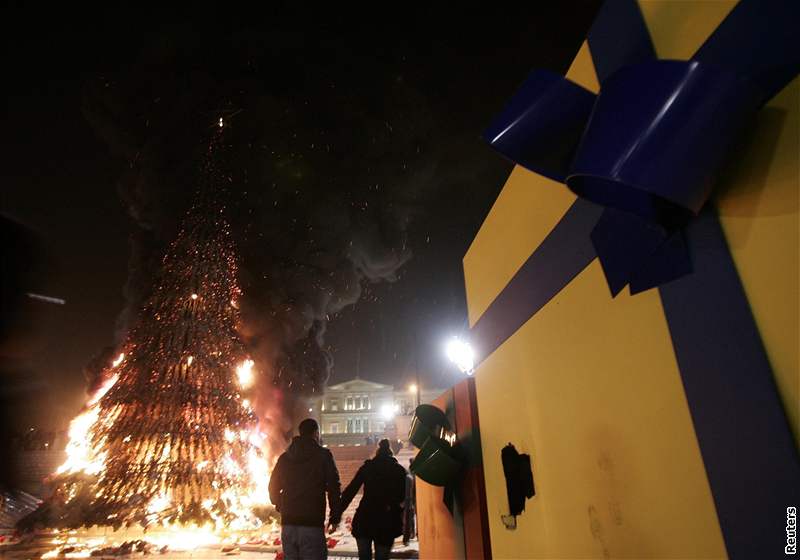 Nepokoje v Aténách. Demostranti podpálili vánoní strom u budovy parlamentu.