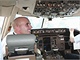 Pilot v kokpitu Boeingu 767 - 300 ER 
