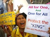 Protivldn demonstranti oslavuj na zablokovanm letiti Suvarnabhumi pot, co thajsk stavn soud rozhodl, e vldn Strana lidov moci premira Somaje Vongsavata bude rozputna. (2.12.2008) 