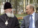 Alexej II s nkdejm ruskm prezidentem Vladimirem Putinem, s nm udroval dobr vztahy, v patriarchov sdle v Peredlkinu u Moskvy 10. kvtna 2003 