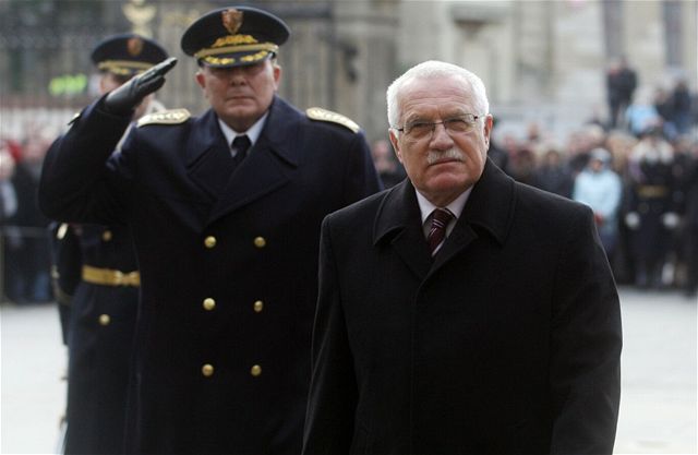 Oslav výroí zaloení hradní stráe se zúastnil i prezident Václav Klaus. (5.12.2008)