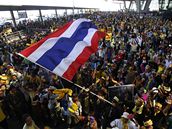 Protivládní demonstranti oslavují na thajském letiti Suvarnabhumi. Ústavní soud rozhodl, e rozpustí ti vládní strany. (2.12.2008) 