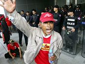 Thajský stoupenec vlády ped správním soudem v Bangkoku. (2.12.2008)