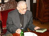 Kardinál Miloslav Vlk dostal od armády novou bibli v maskáovém provedení