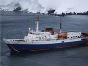 Lo� Ushuaia, která uvázla na m�l�in� poblí� Antarktidy.