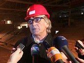 Prezident MFFKV Jií Bartoka na prohlídce nové haly v Karlových Varech
